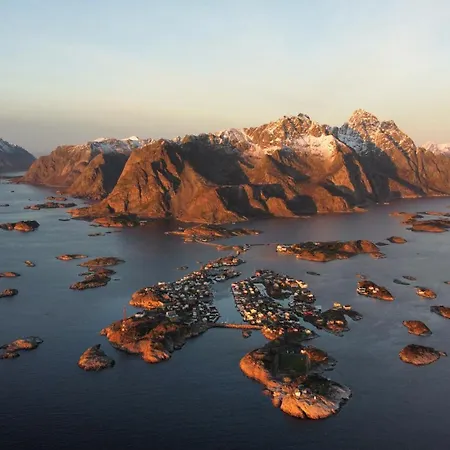 Finnholmen Brygge Henningsvaer