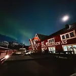 Finnholmen Brygge Henningsvaer